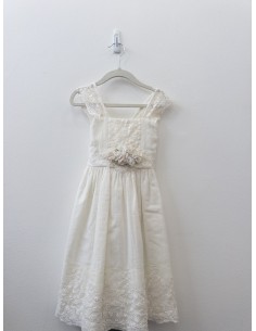 vestido blanco hueso con cinta verde