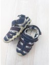 zaptillas azules con rojo