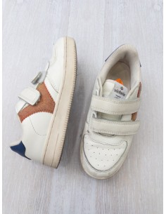 sneakers blancos con logo mostaza