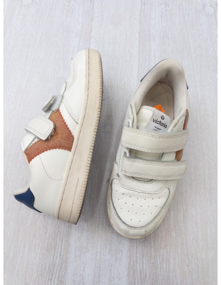 sneakers blancos con logo mostaza