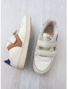 sneakers blancos con logo mostaza