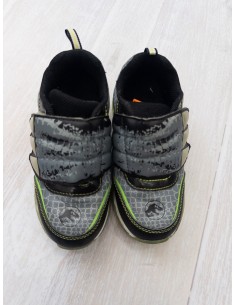 sneakers negros con verde de dinosaurio