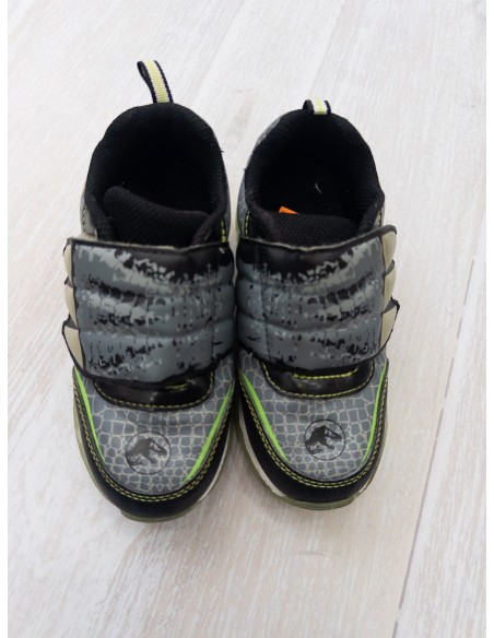 sneakers negros con verde de dinosaurio