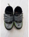 sneakers negros con verde de dinosaurio