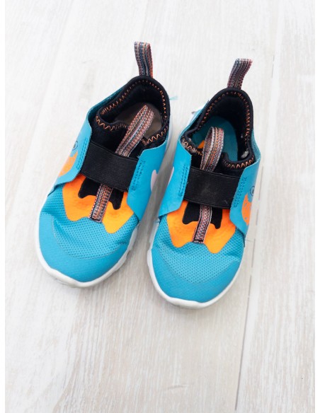 sneakers turquesa con logo naranja