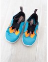 sneakers turquesa con logo naranja