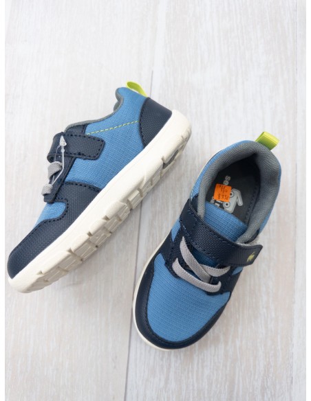 sneakers azules con detalles amrillos