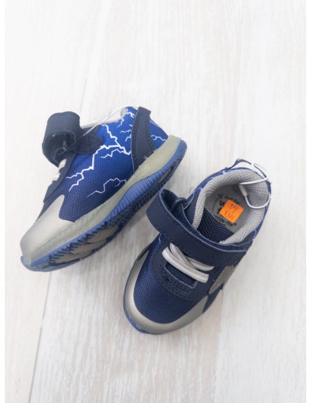 sneakers azules con rayas blancas y luces