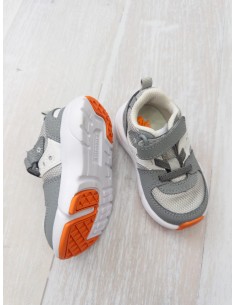 sneakers grises con detalles naranjas
