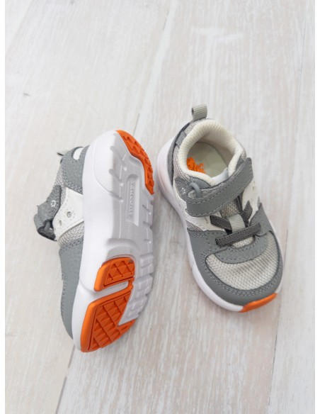 sneakers grises con detalles naranjas