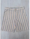 short beige con rayas azules y rojas