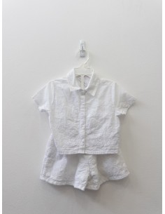 set short y top blanco con flores blancas