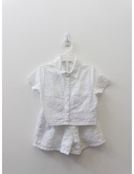 set short y top blanco con flores blancas