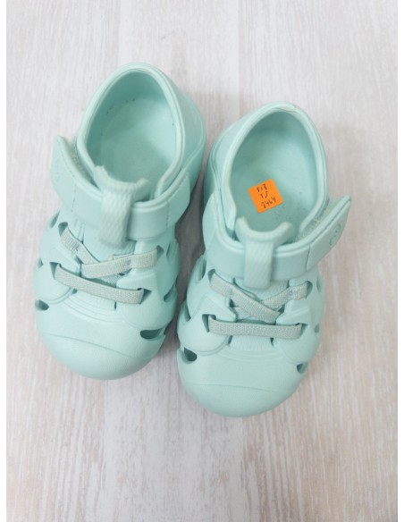 zapatos tipo croc turquesa