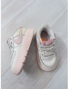 sneakers blancos con logo rosado, manchados