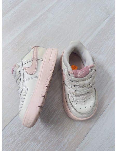 sneakers blancos con logo rosado, manchados