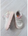 sneakers blancos con logo rosado, manchados