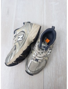 sneakers gris con plateado