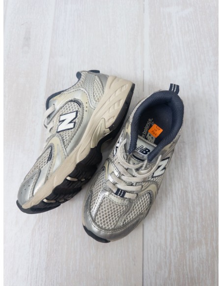 sneakers gris con plateado