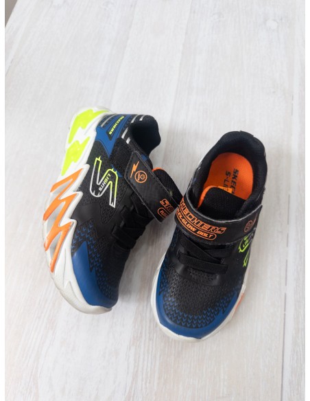 sneakers azules con naranja