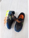 sneakers azules con naranja