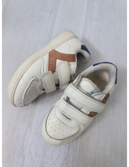 sneakers blanco con azul y logo naranja