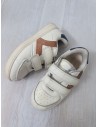 sneakers blanco con azul y logo naranja