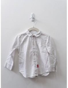 camisa blanca con puntos rojos y azules