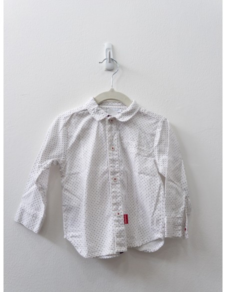 camisa blanca con puntos rojos y azules