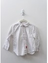 camisa blanca con puntos rojos y azules