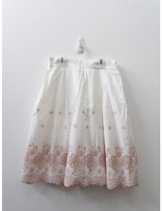 set falda y blusa de lino con detalles de flores rosadas 2