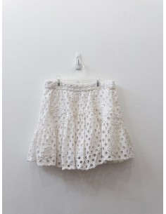 falda blanca con huecos y flores