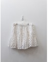 falda blanca con huecos y flores