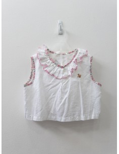 top blanco con falda de flores rosadas