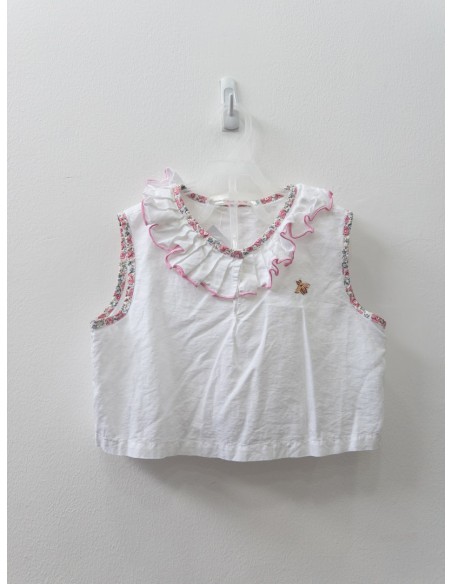 top blanco con falda de flores rosadas