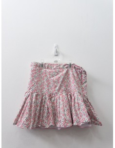 top blanco con falda de flores rosadas 2