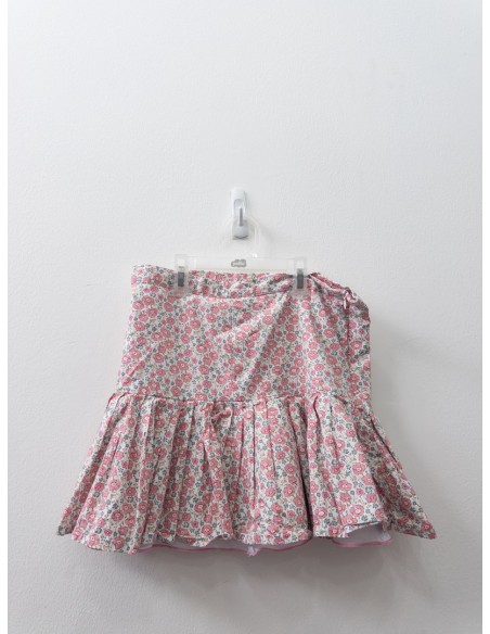 top blanco con falda de flores rosadas