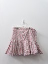 top blanco con falda de flores rosadas