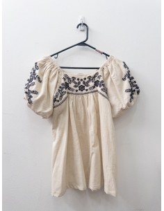 top lino beige con bordado negro