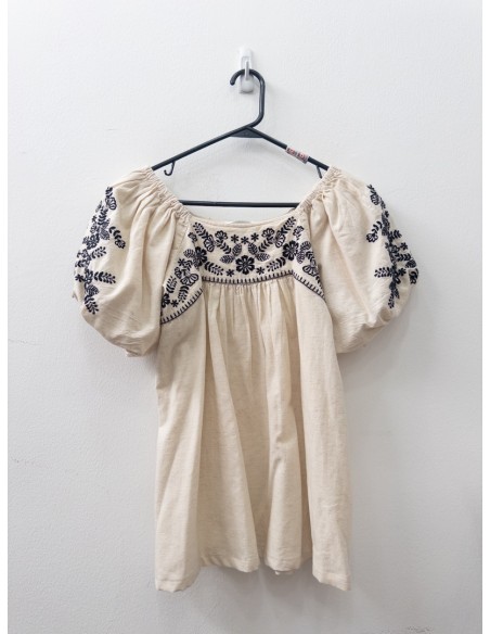 top lino beige con bordado negro