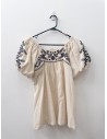 top lino beige con bordado negro