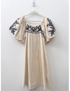 vestido beige con bordado negro
