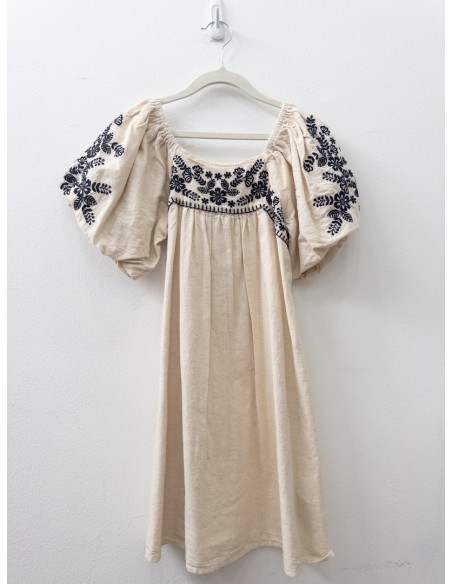 vestido beige con bordado negro