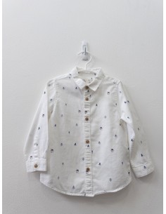 camisa blanca con molinos azules y pino