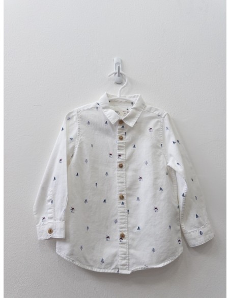 camisa blanca con molinos azules y pino
