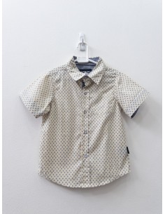 camisa amarilla con flores azules