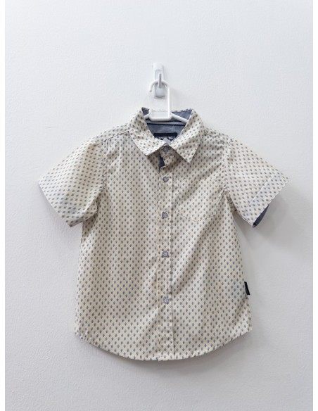 camisa amarilla con flores azules