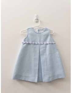 vestido celeste con flores en cintura blancas y azules