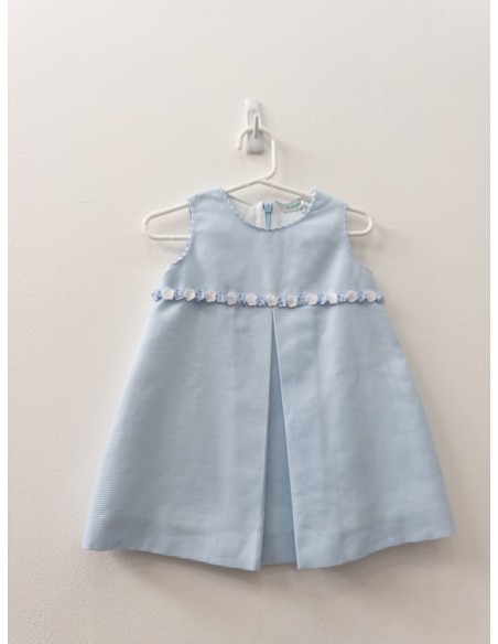 vestido celeste con flores en cintura blancas y azules