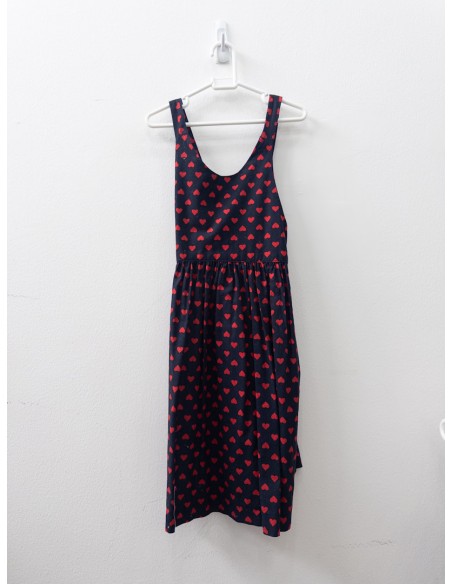 vestido negro con corazones rojos